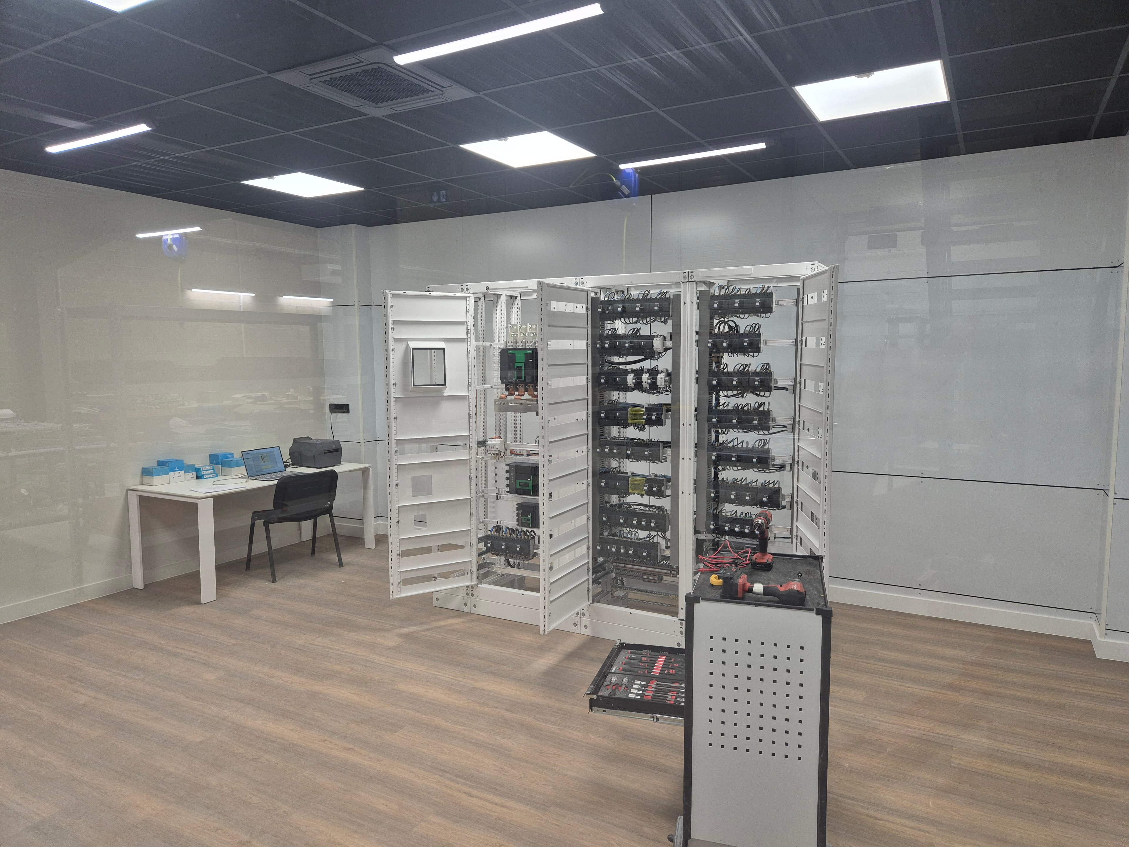 Showroom - Zone de fabrication et de cablage.